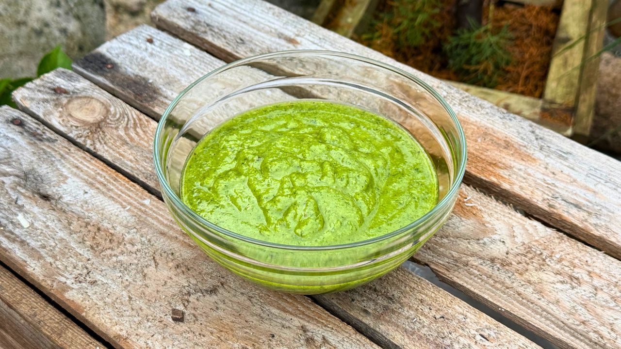 Grøn pesto anrettet i skål 