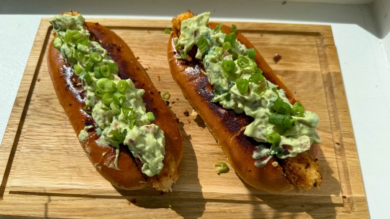 Nærbillede halloumi hotdos med avocado jalapenos og chilimayo