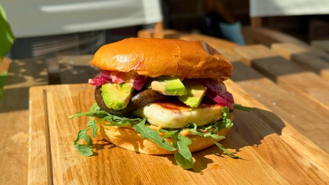 Halloumi burger på skærebræt i egetræ