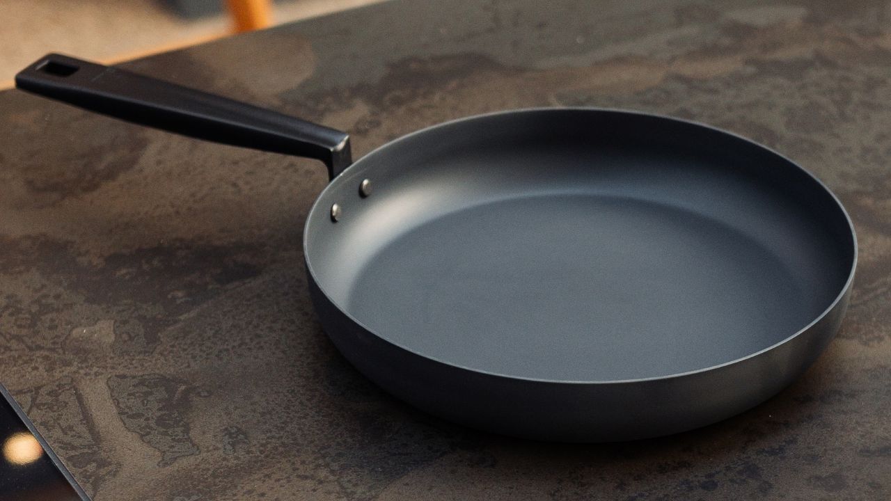 Carbonstål pande placeret på bordplade 