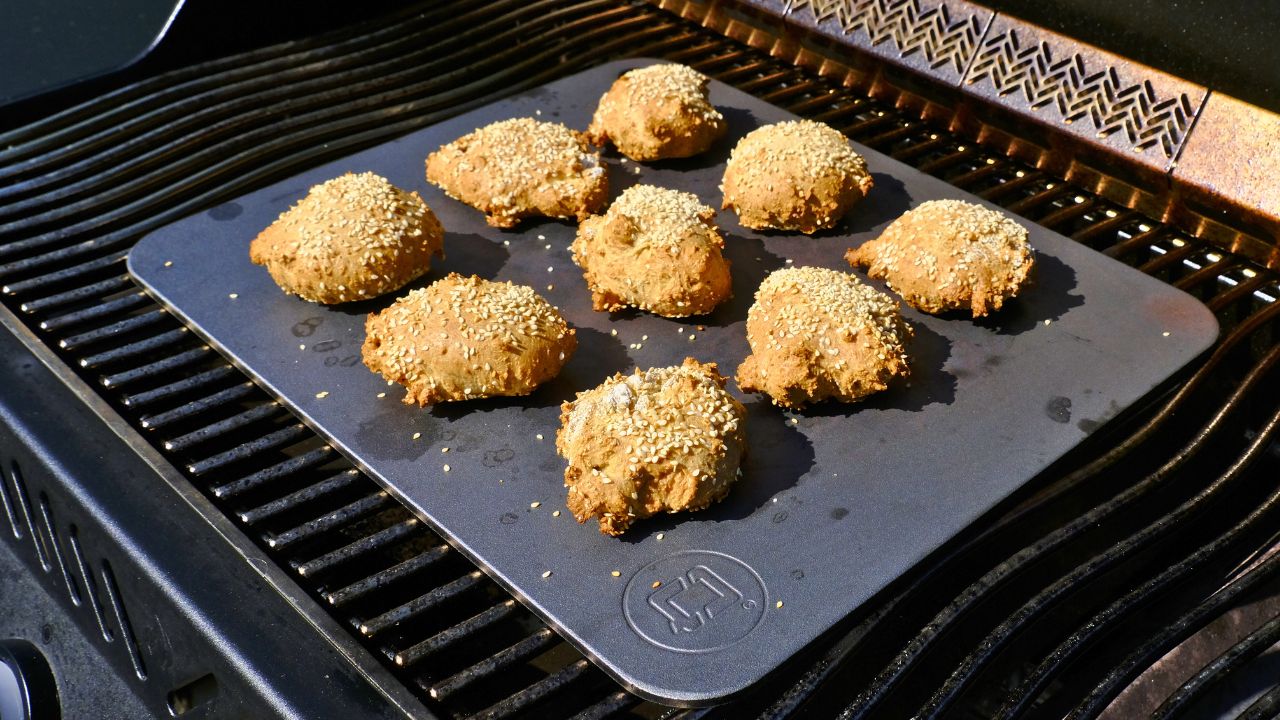 Nærbillede af hytteost boller på bagestål placeret på grillen