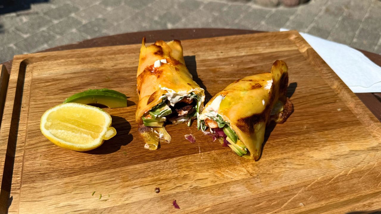 Anretning af kartoffelwraps lavet på grillen 