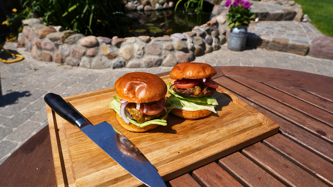 Anretning på skærebært af klassisk burger lavet på grill 