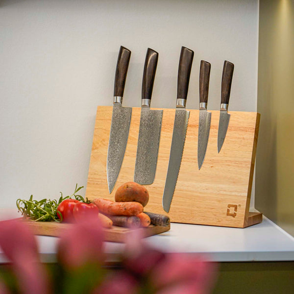 Miljøbillede af knivholder i egetræ på køkkenbord - Qookware 