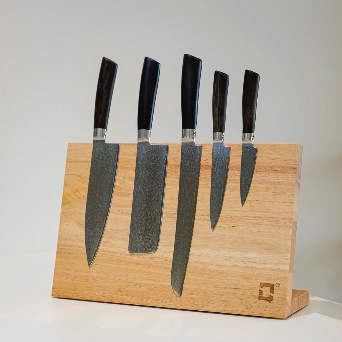 Magnetisk knivholder i egetræ med plads til 7 knive