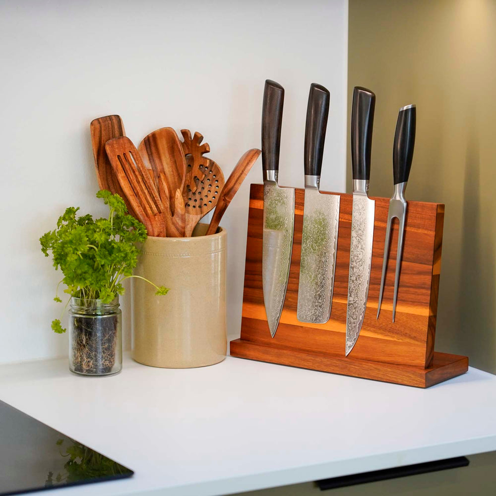 Miljøbillede af magnetisk knivholder i akacietræ fra Qookware