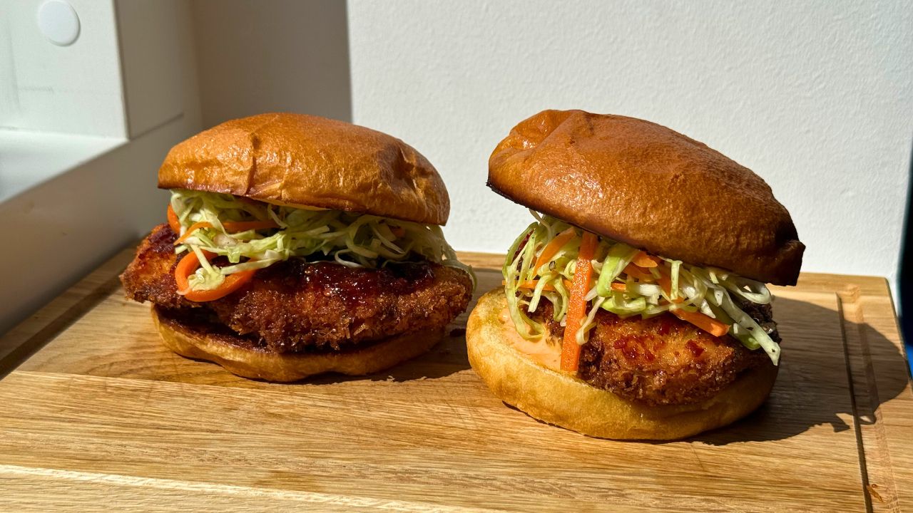 Korean fried chicken burger anrettet på skærebræt
