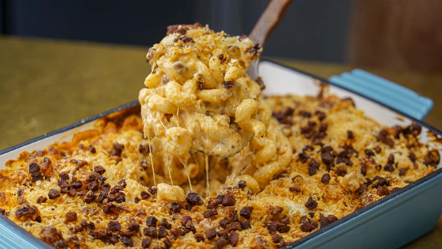 Mac and cheese i emaljeret støbejernsfad anrettet