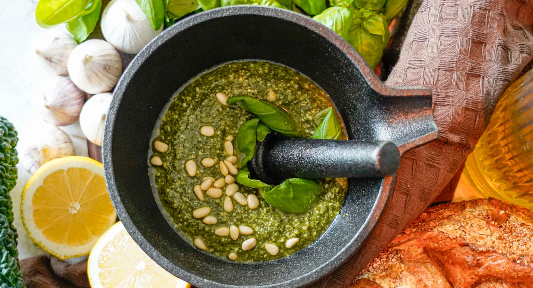 Grøn pesto i mortar og pestle