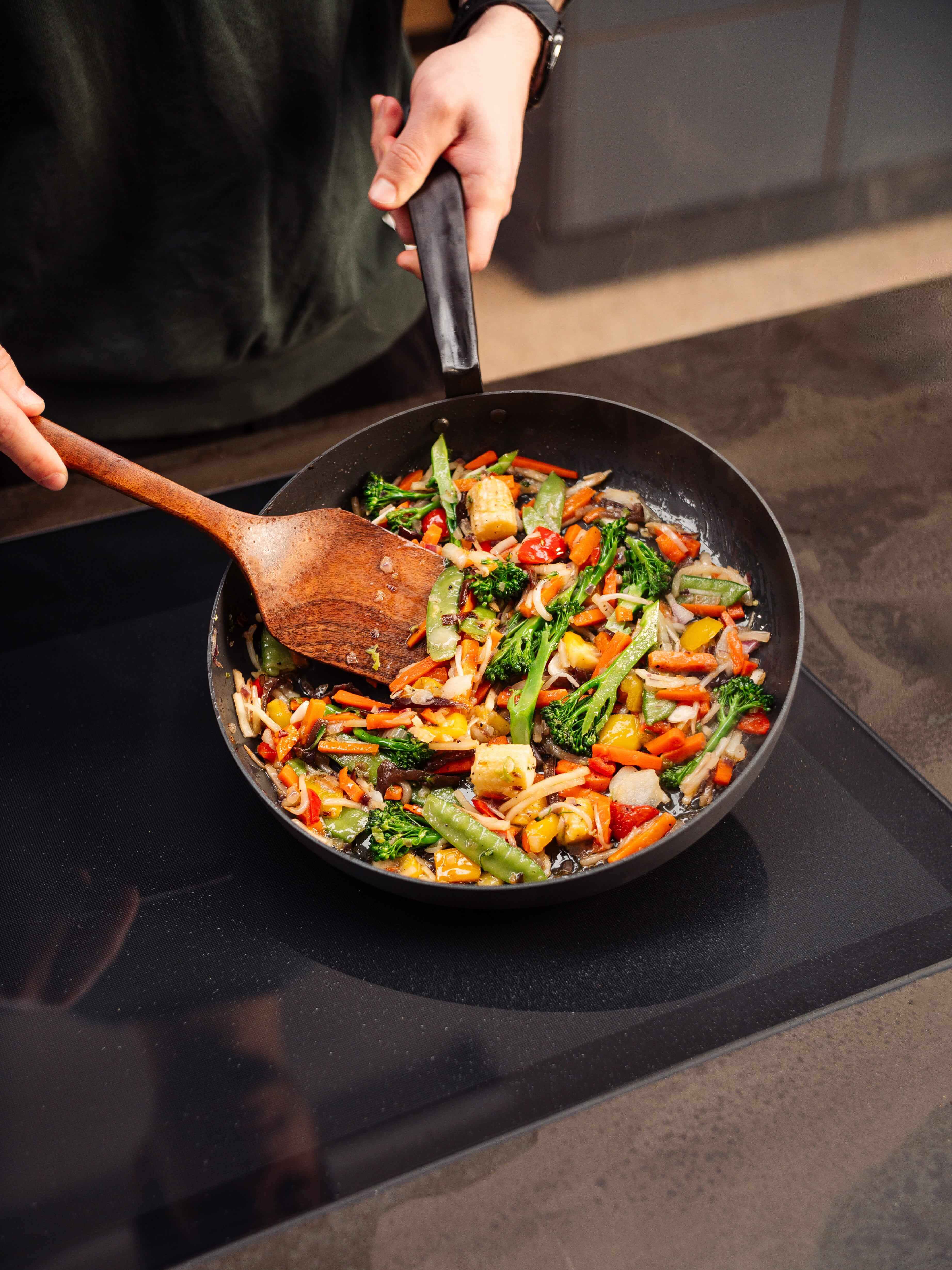 Wokblanding i carbonstål pande