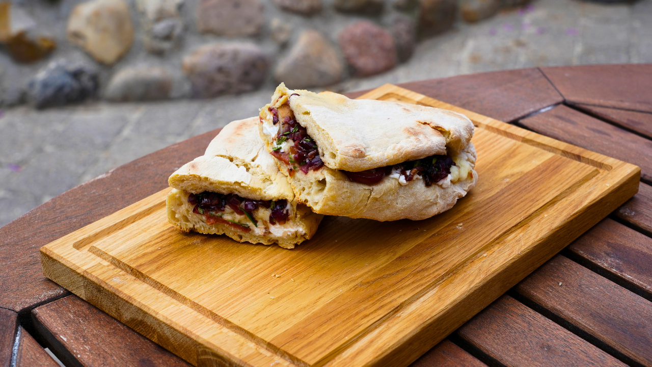Anretning af Pizza sandwich med chorizo på skærebræt i egetræ fra Qookware