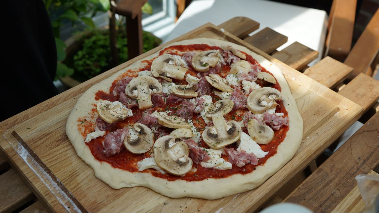 Pizza med salsiccia svampe og frisk rosmarin 