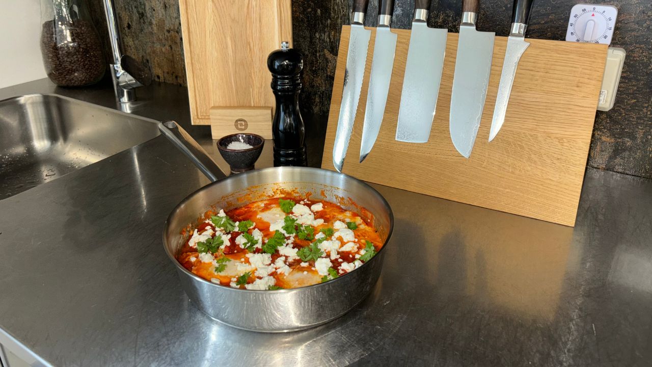 Shakshuka anrettet i sauter gryde i rustfrit stål 