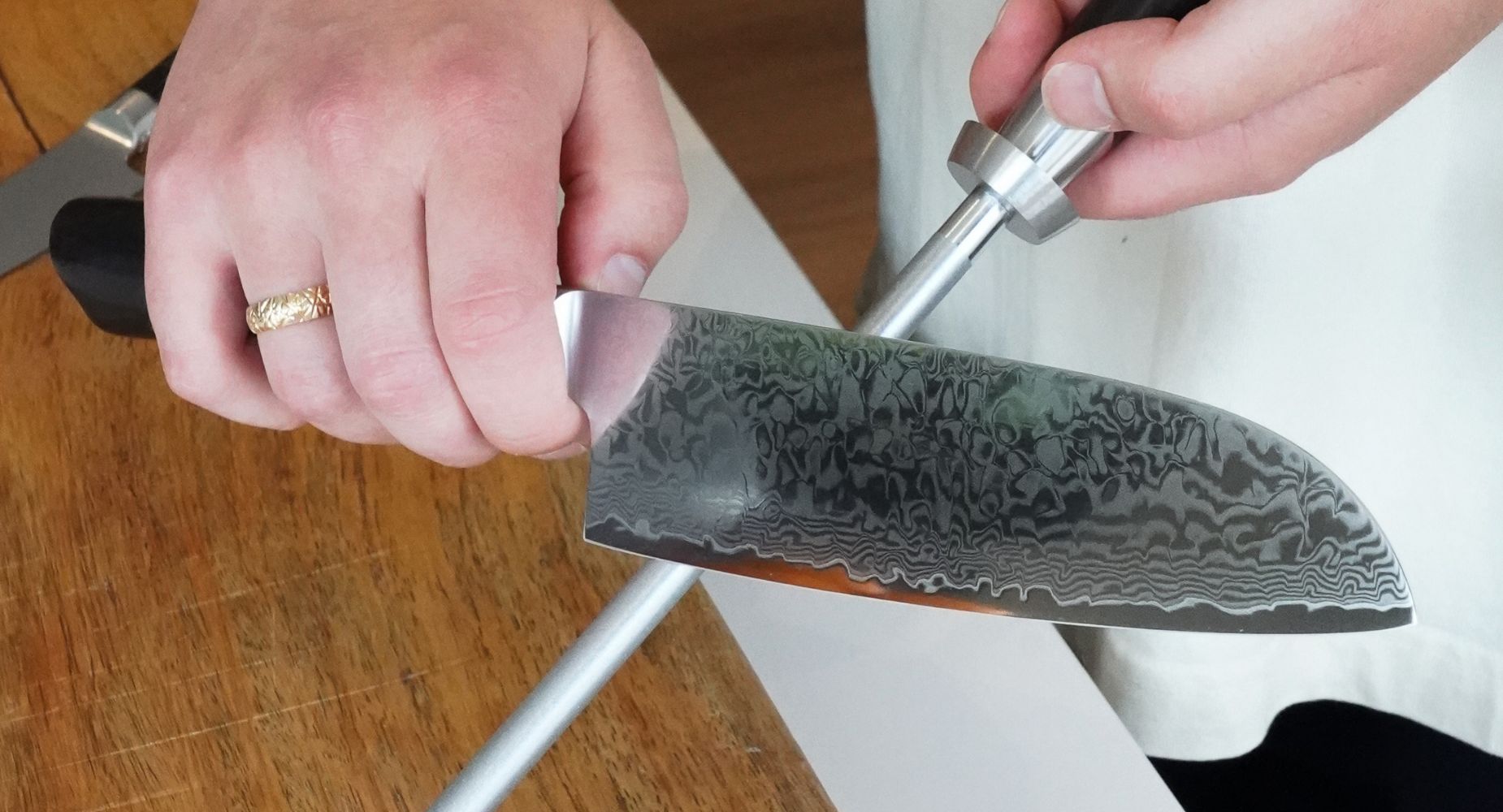 Nærbillede af slibning af kniv med diamant strygestål