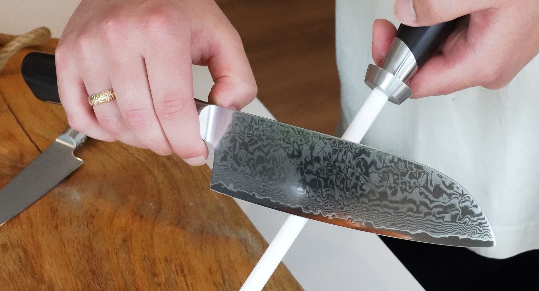 Slibning af kniv med keramisk strygestål fra Qookware 