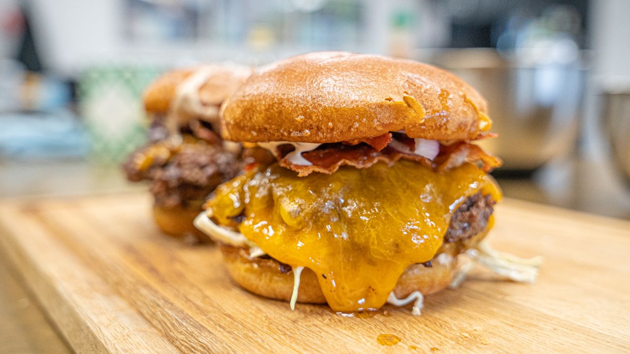 Smashburger anrettet på skærebræt 