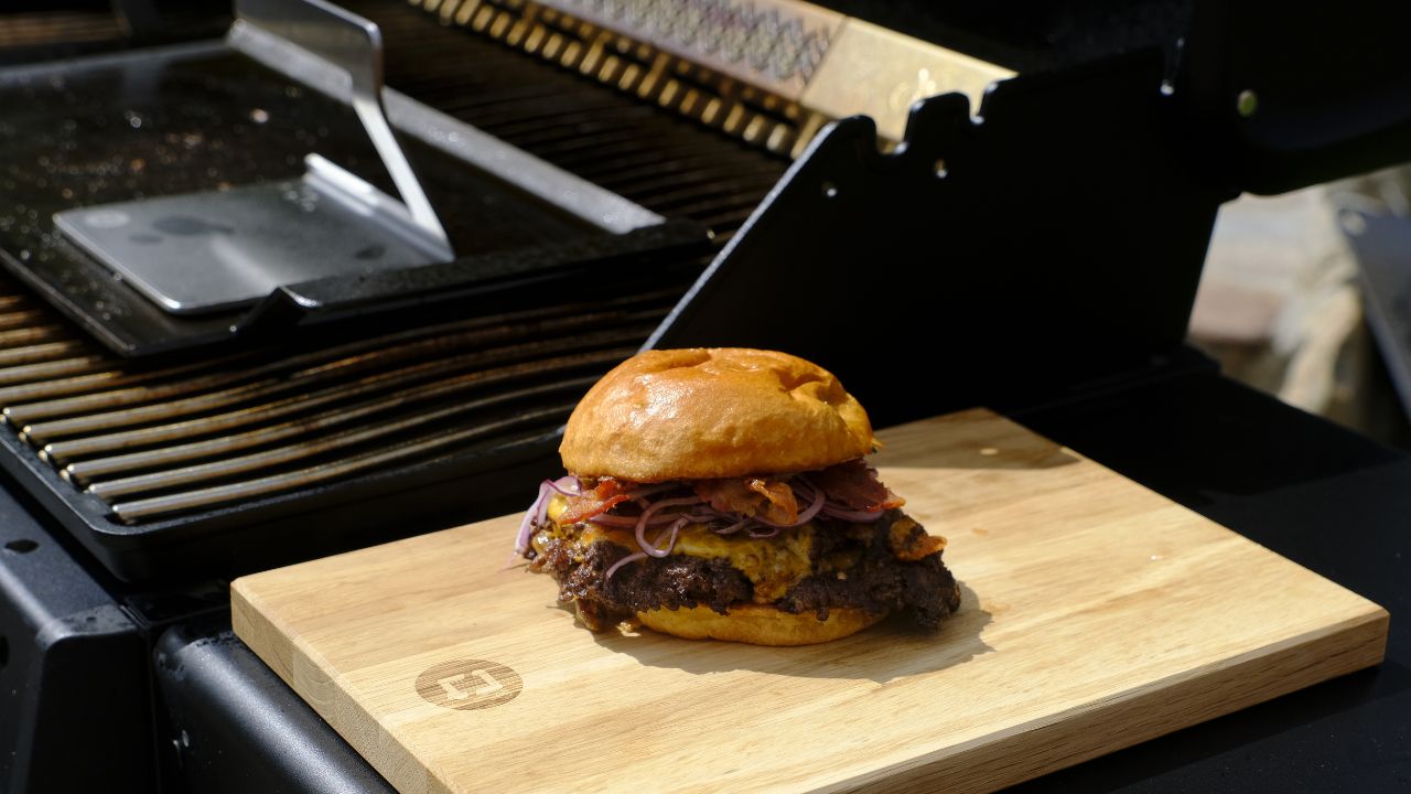 Smash burger lavet på grillen