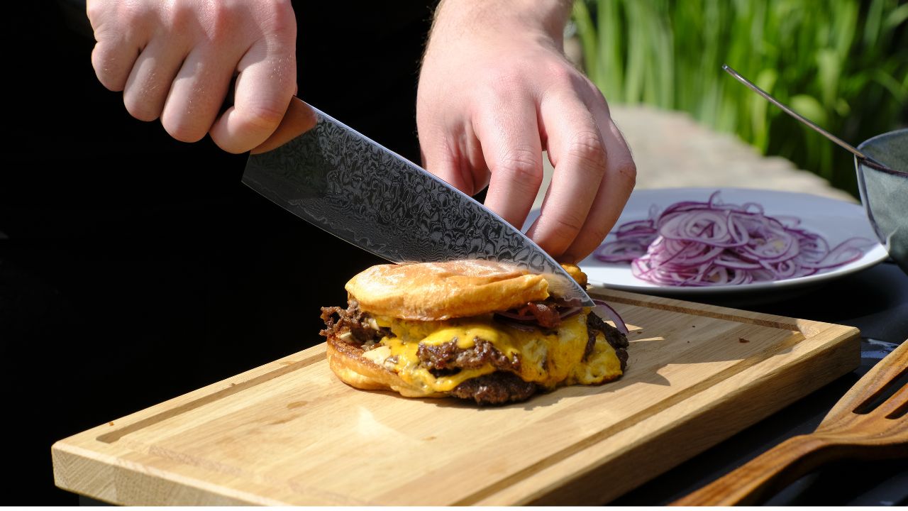 Smashbruger fra grillen skæres midt over