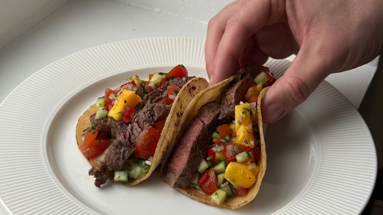 Steak tacos anrettet på riflet tallerken 