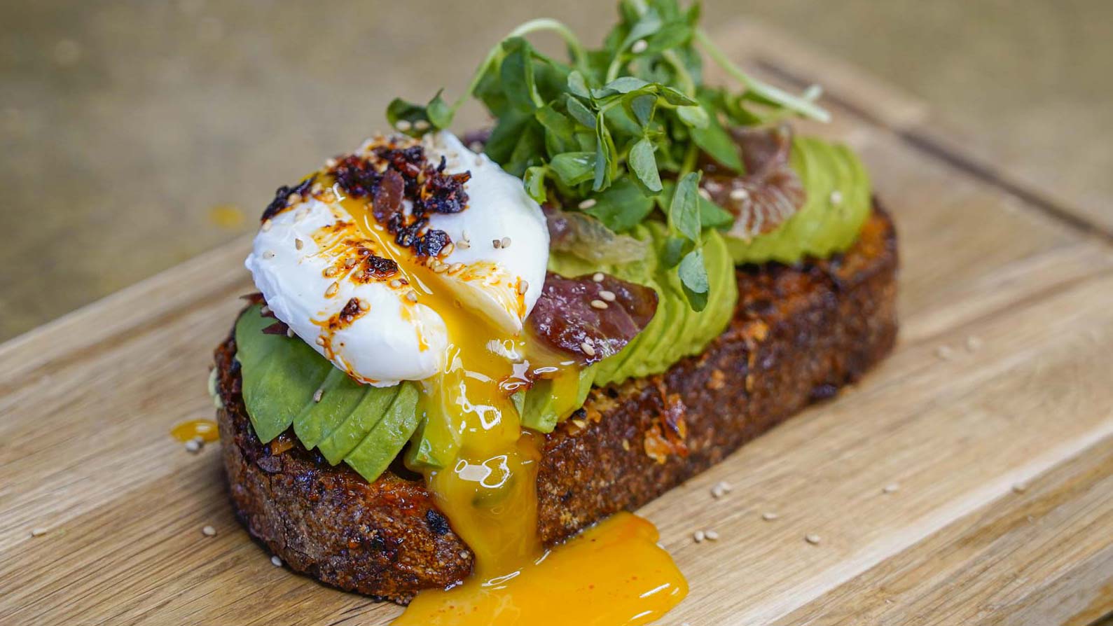 Stegt surdejsbrød med revet halloumi