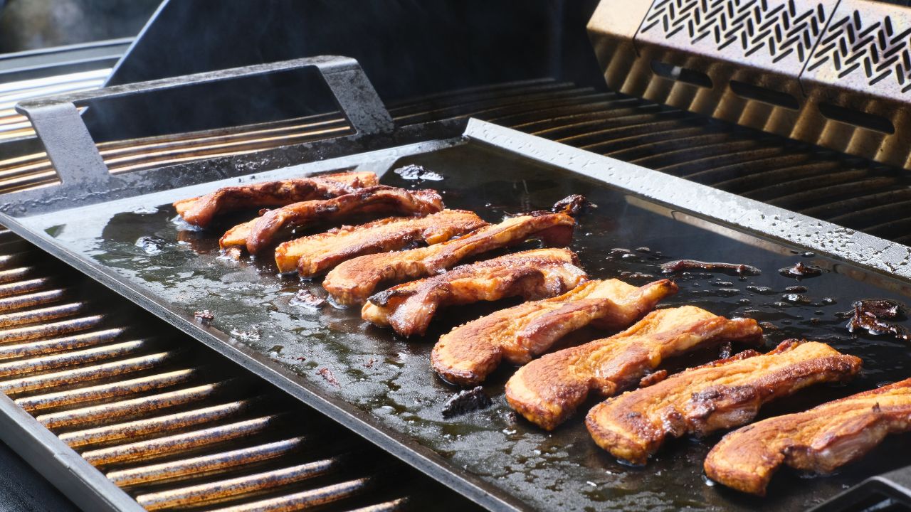 Stegt flæsk lavet på stegeplade i carbonstål på gasgrill