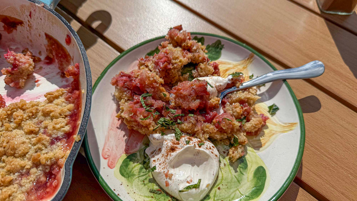Summer crumble dessert anrettet