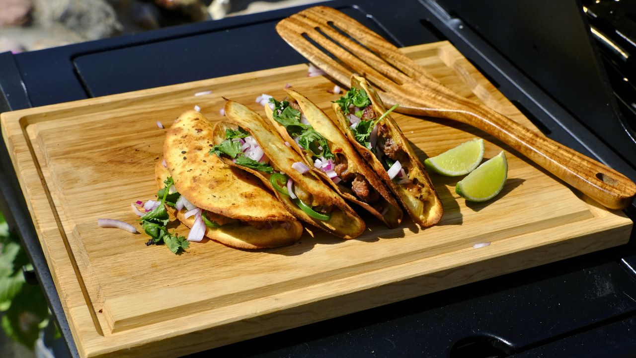 Tacos på grillen anrettet på skærebræt i egetræ fra Qookware