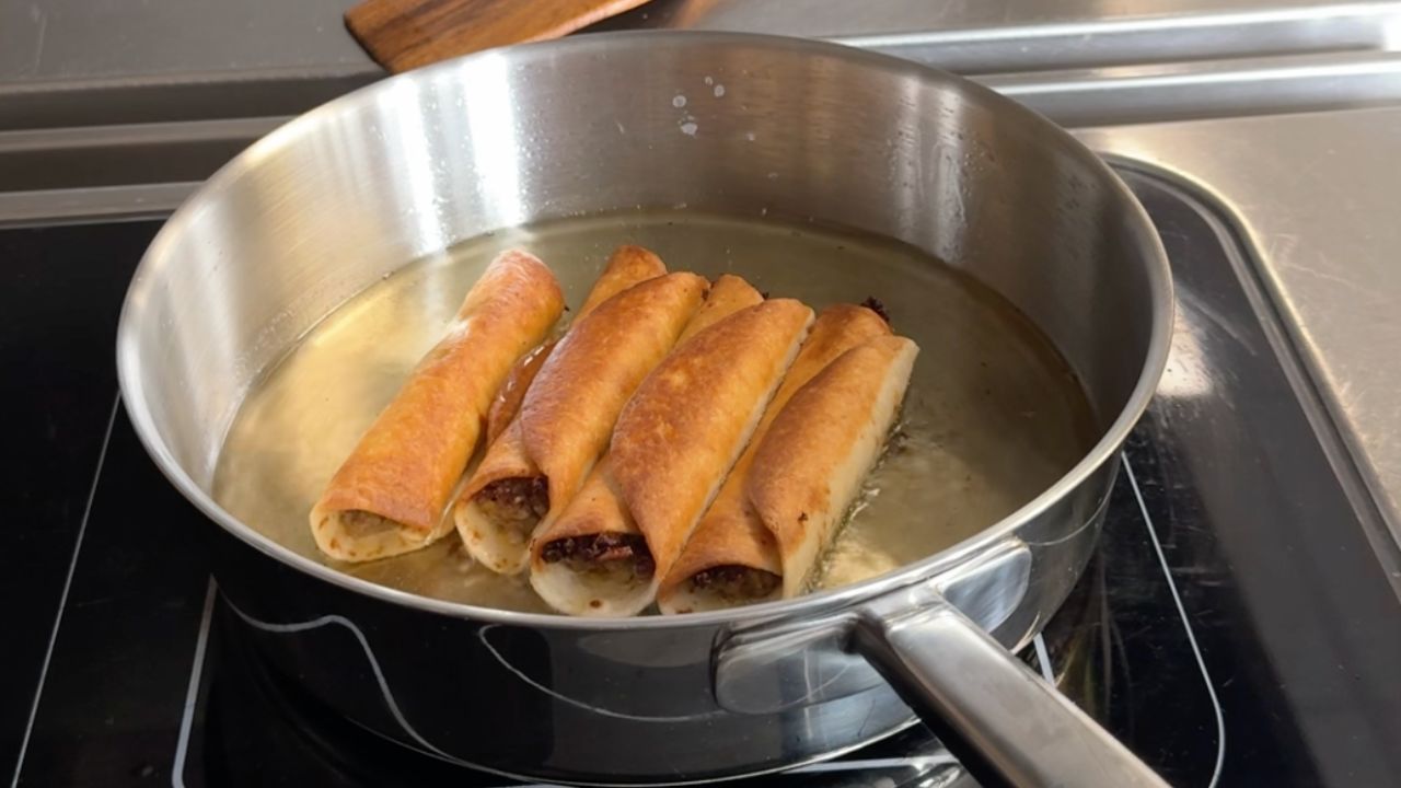 Stegning af taquiitos med oksekød majs og jalapenos i chefgrade pande i rustfrit stål fra Qookware