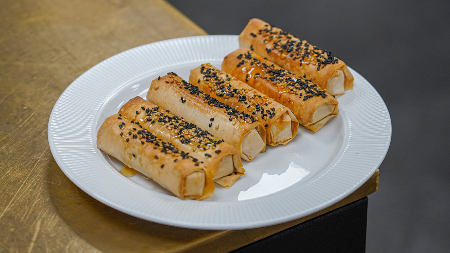 Cheese sticks med feta og filodej anrettet på tallerken