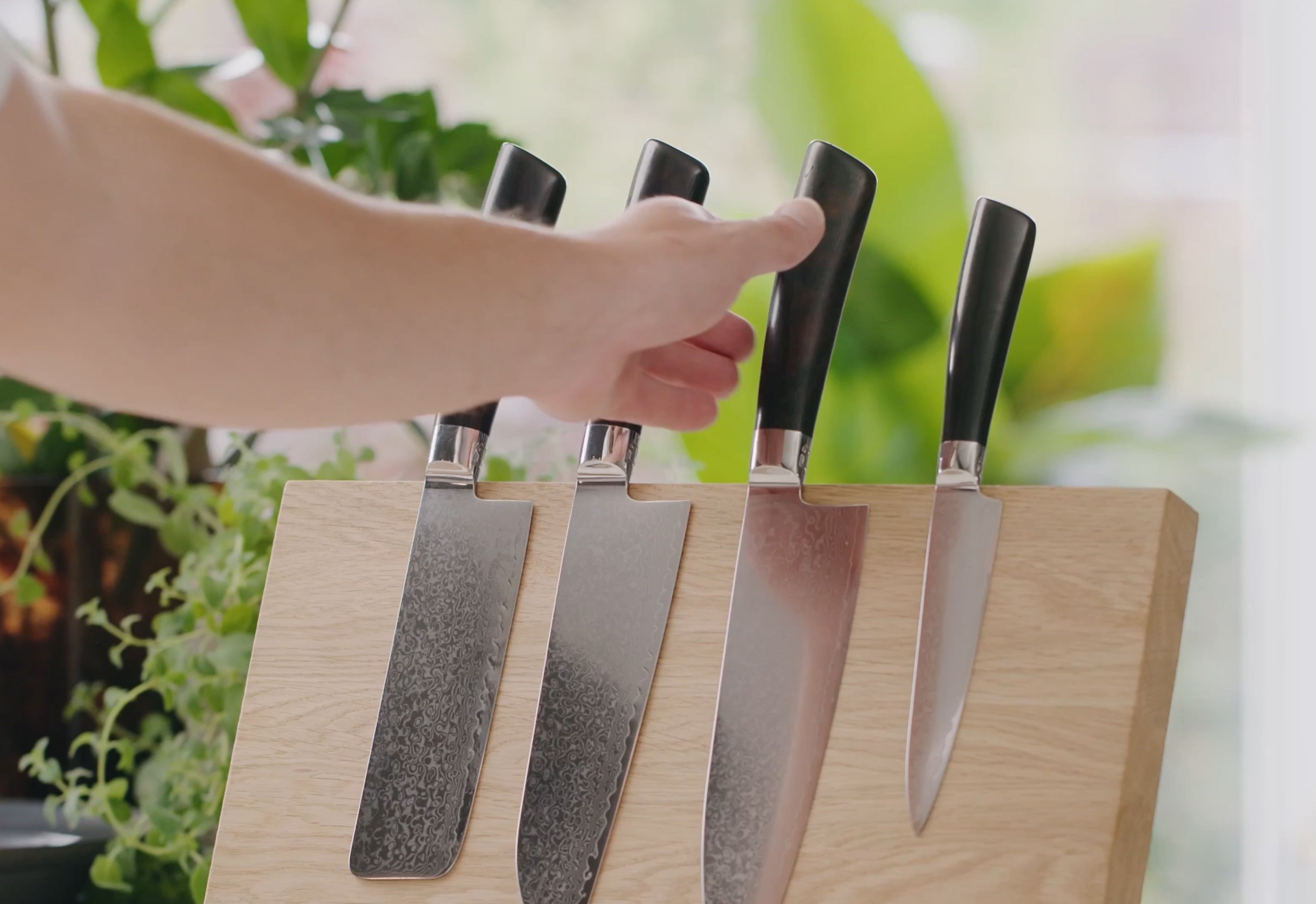 Rose knivserie på magnetisk knivholder 