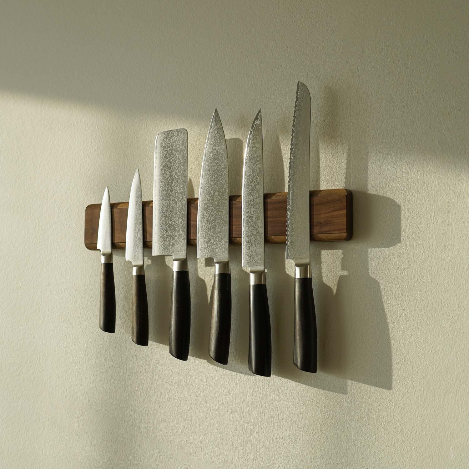 Væghængt knivmagnet i valnøddetræ med 7 knive. 