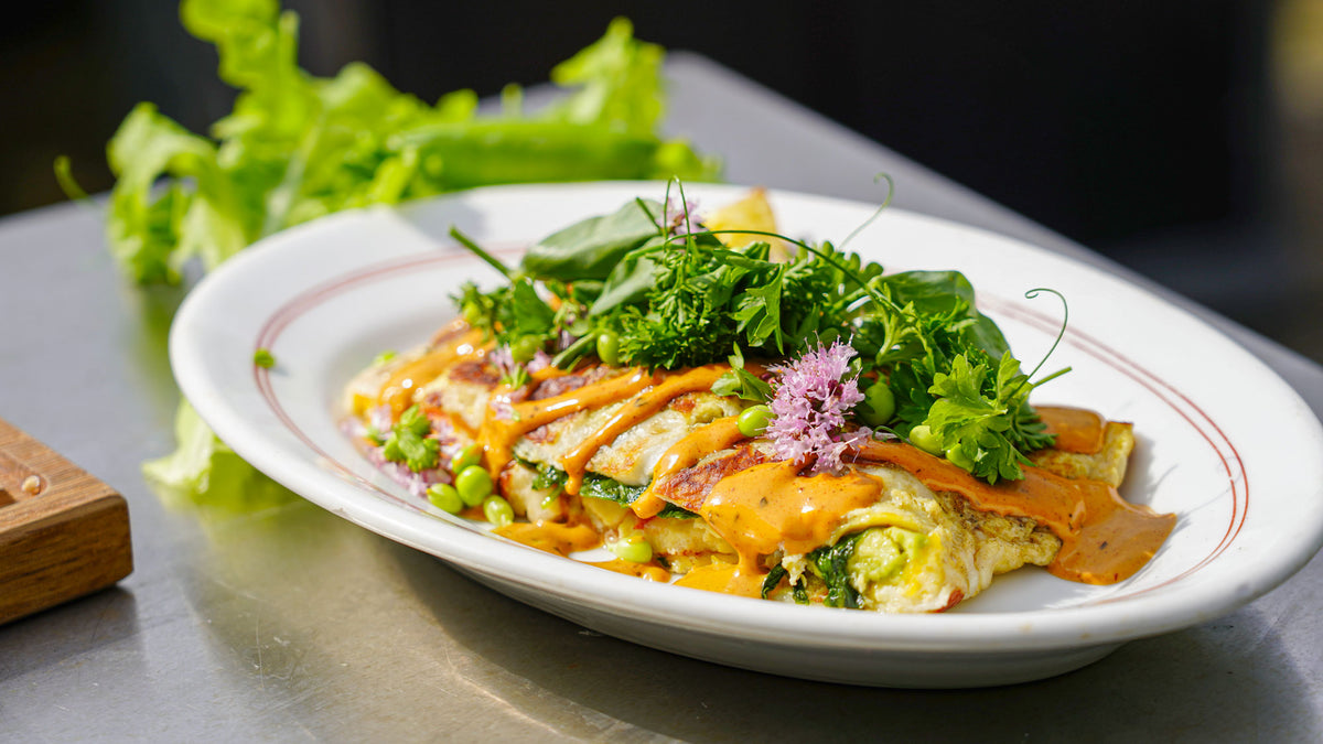 Kæmpe omelet med sprød halloumi, avocado, tomat og frisk salat