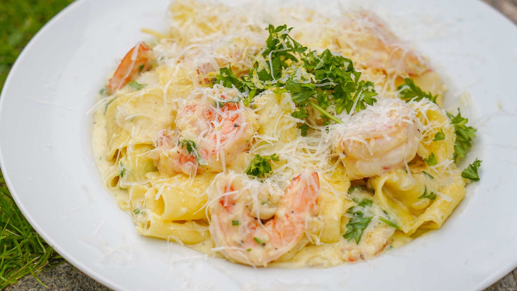 Sommerpasta med citron og rejer anrettet i dyb tallerken